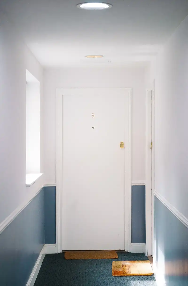 Puerta lacada en blanco con acabado liso de fábrica en una vivienda de Lorca